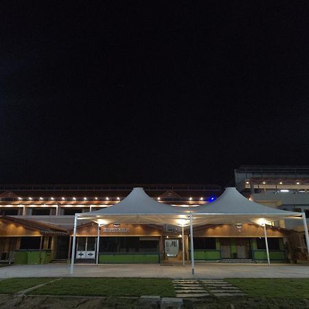 Yanam Resorts Exteriér fotografie